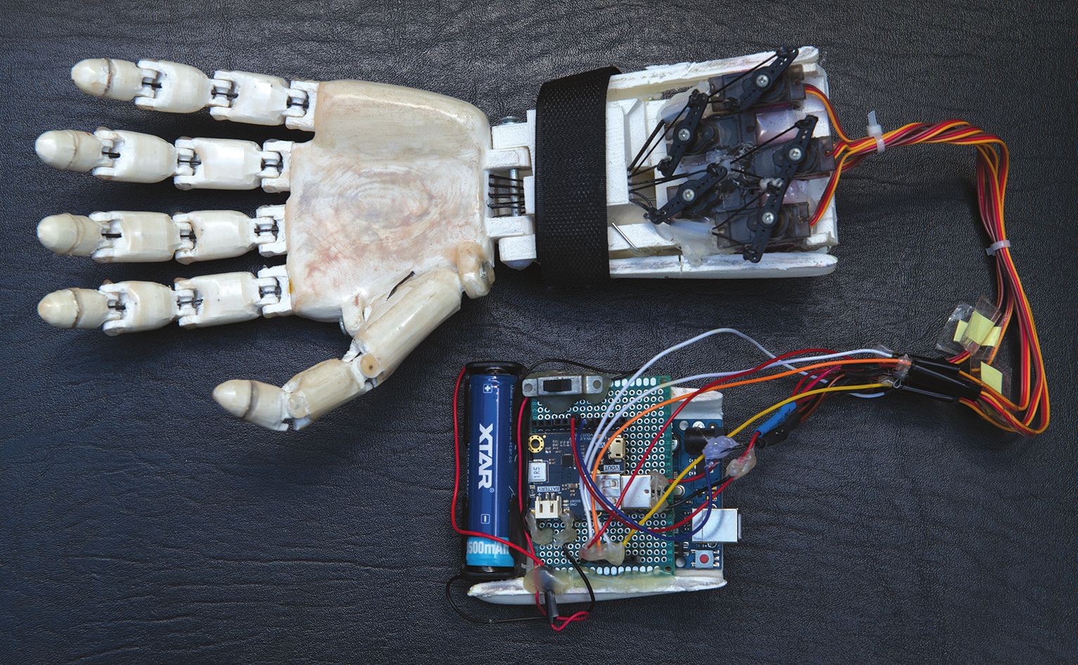 Elektroniczna dłoń zaprojektowana przez Agnieszkę Tkaczyk zwyciężyła w kategorii innowacyjnych technologii i innowacyjnych projektów badawczych konkursu „Kraków bez barier”